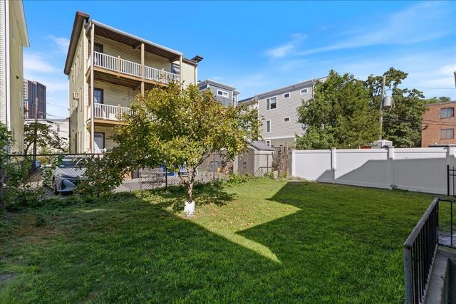 26 Mansfield St, Somerville, MA 02143
