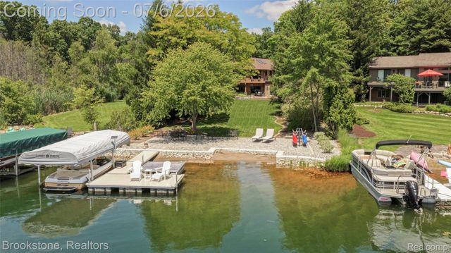 7215 DEER LAKE Court, Independence Charter Township, MI 48346