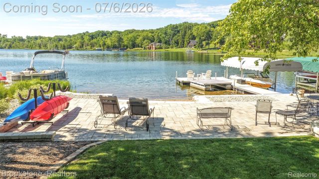 7215 DEER LAKE Court, Independence Charter Township, MI 48346