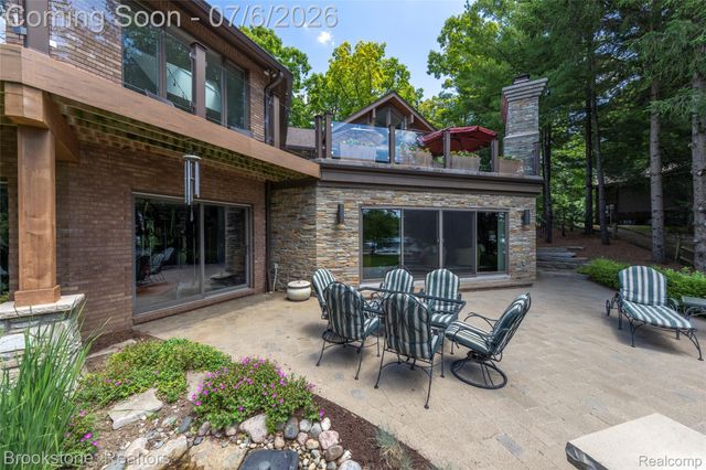 7215 DEER LAKE Court, Independence Charter Township, MI 48346