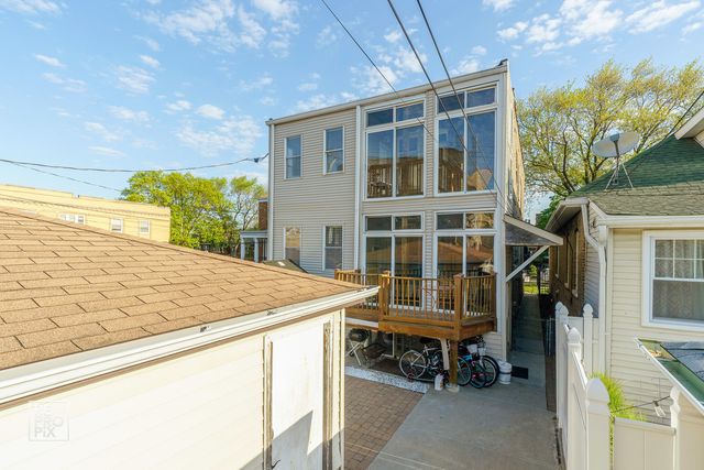 4055 W Nelson Street, Chicago, IL 60641