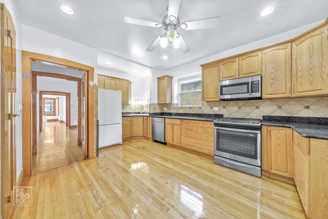 4055 W Nelson Street, Chicago, IL 60641