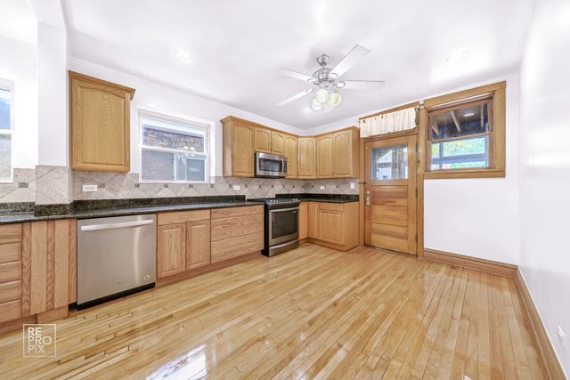 4055 W Nelson Street, Chicago, IL 60641