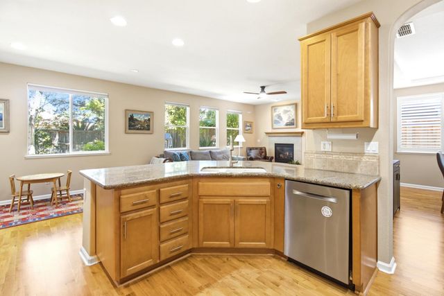 7140 Roycroft Dr, Roseville, CA 95678