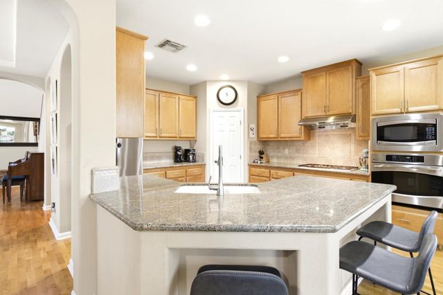 7140 Roycroft Dr, Roseville, CA 95678