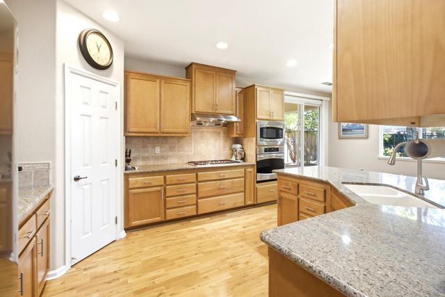 7140 Roycroft Dr, Roseville, CA 95678