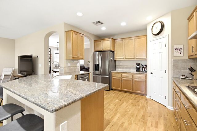 7140 Roycroft Dr, Roseville, CA 95678