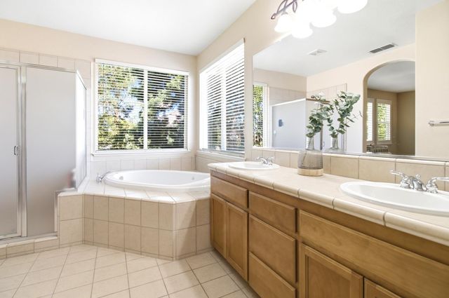 7140 Roycroft Dr, Roseville, CA 95678