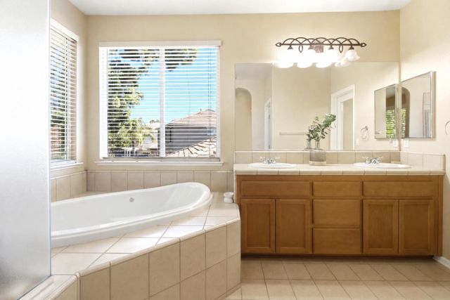 7140 Roycroft Dr, Roseville, CA 95678