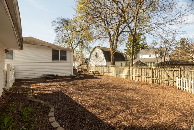 219 W Oak Avenue, Wheaton, IL 60187