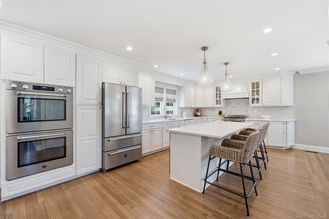 48 Iroquois Street E, Massapequa, NY 11758