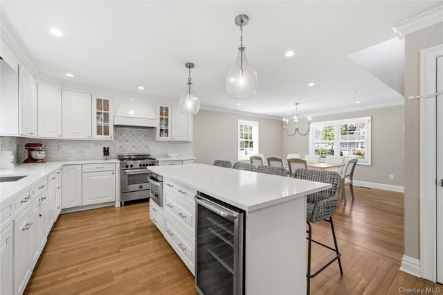 48 Iroquois Street E, Massapequa, NY 11758