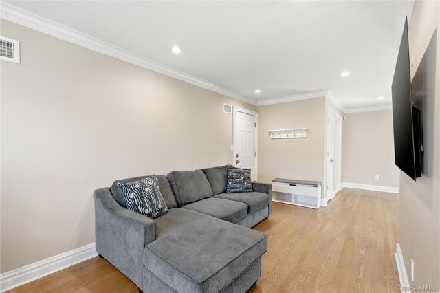 48 Iroquois Street E, Massapequa, NY 11758