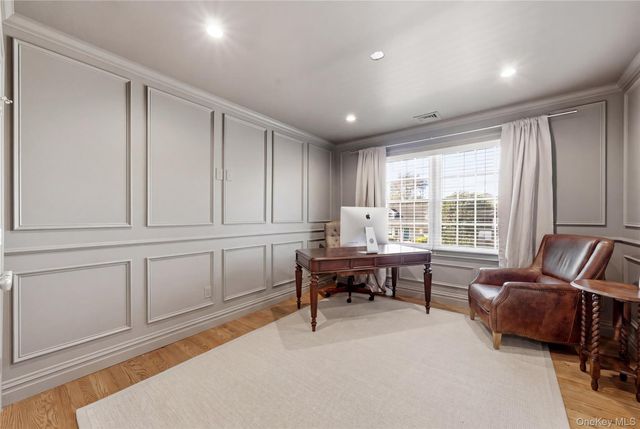 48 Iroquois Street E, Massapequa, NY 11758