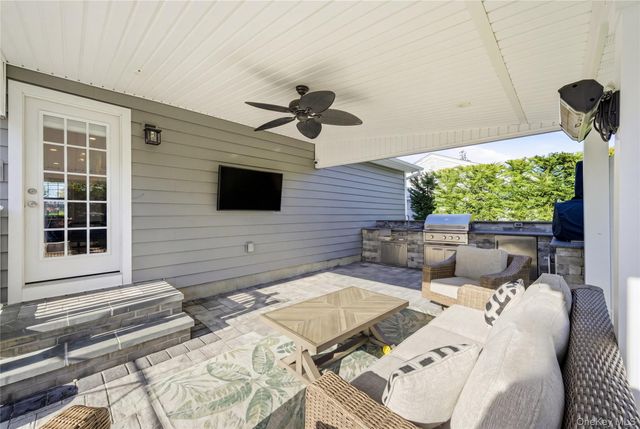 48 Iroquois Street E, Massapequa, NY 11758