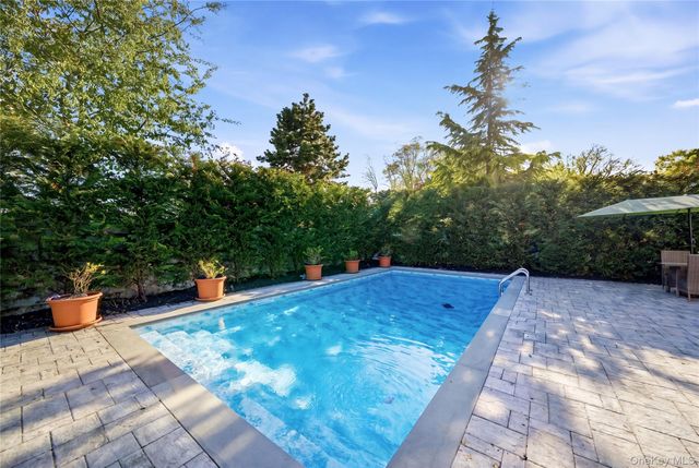 48 Iroquois Street E, Massapequa, NY 11758