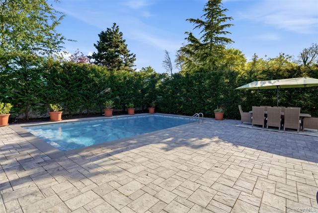 48 Iroquois Street E, Massapequa, NY 11758