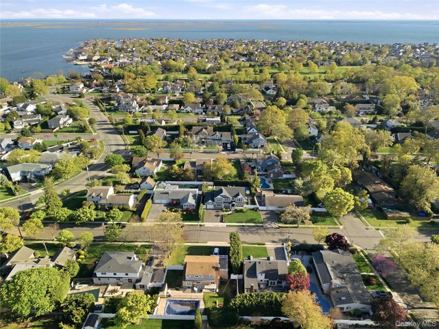 48 Iroquois Street E, Massapequa, NY 11758