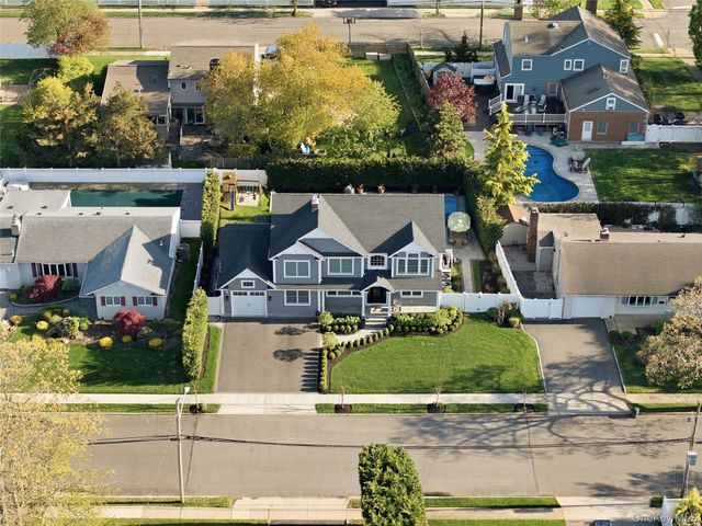 48 Iroquois Street E, Massapequa, NY 11758