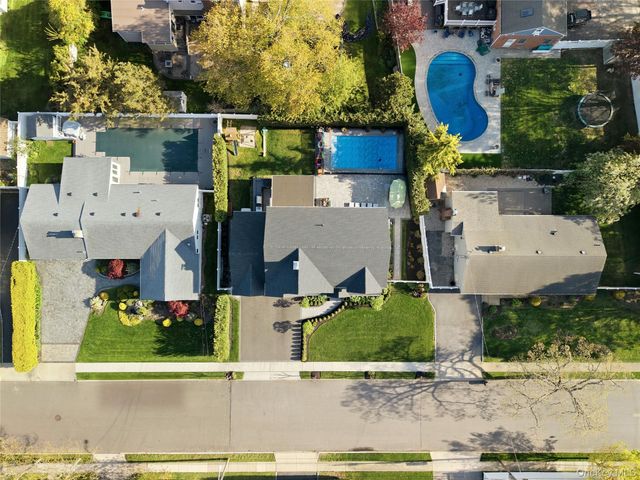 48 Iroquois Street E, Massapequa, NY 11758