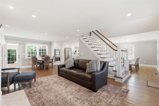 48 Iroquois Street E, Massapequa, NY 11758