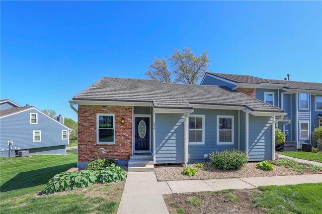 270 NE Bayview Drive, Lee's Summit, MO 64064