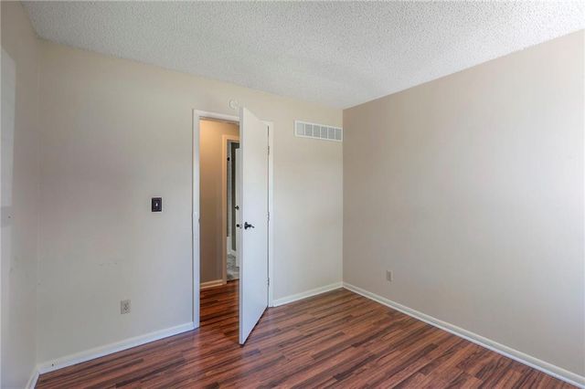 270 NE Bayview Drive, Lee's Summit, MO 64064