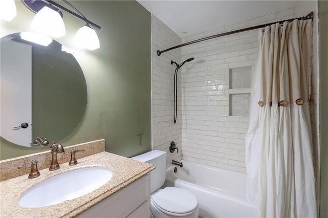 270 NE Bayview Drive, Lee's Summit, MO 64064