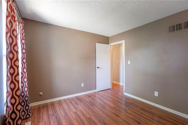 270 NE Bayview Drive, Lee's Summit, MO 64064