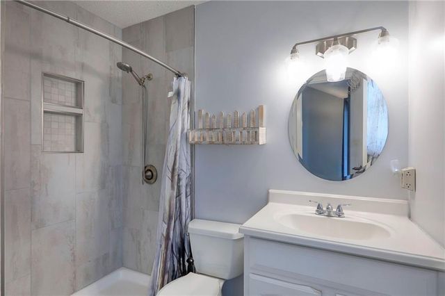 270 NE Bayview Drive, Lee's Summit, MO 64064