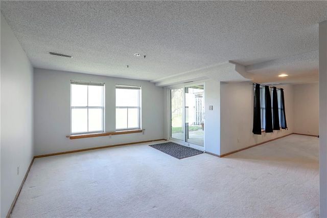 270 NE Bayview Drive, Lee's Summit, MO 64064