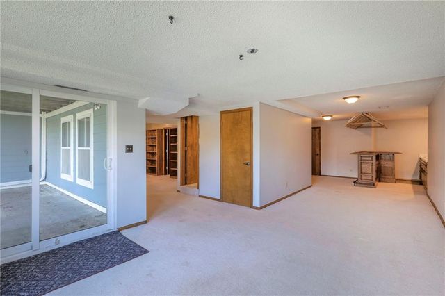 270 NE Bayview Drive, Lee's Summit, MO 64064
