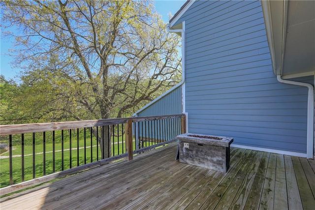 270 NE Bayview Drive, Lee's Summit, MO 64064