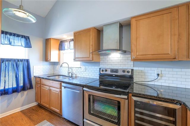 270 NE Bayview Drive, Lee's Summit, MO 64064