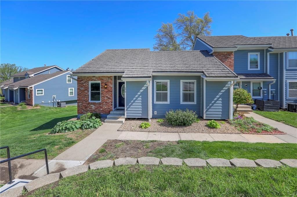 270 NE Bayview Drive, Lee's Summit, MO 64064