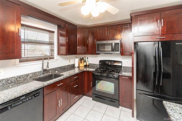 11 Shaker Court, New Windsor, NY 12553