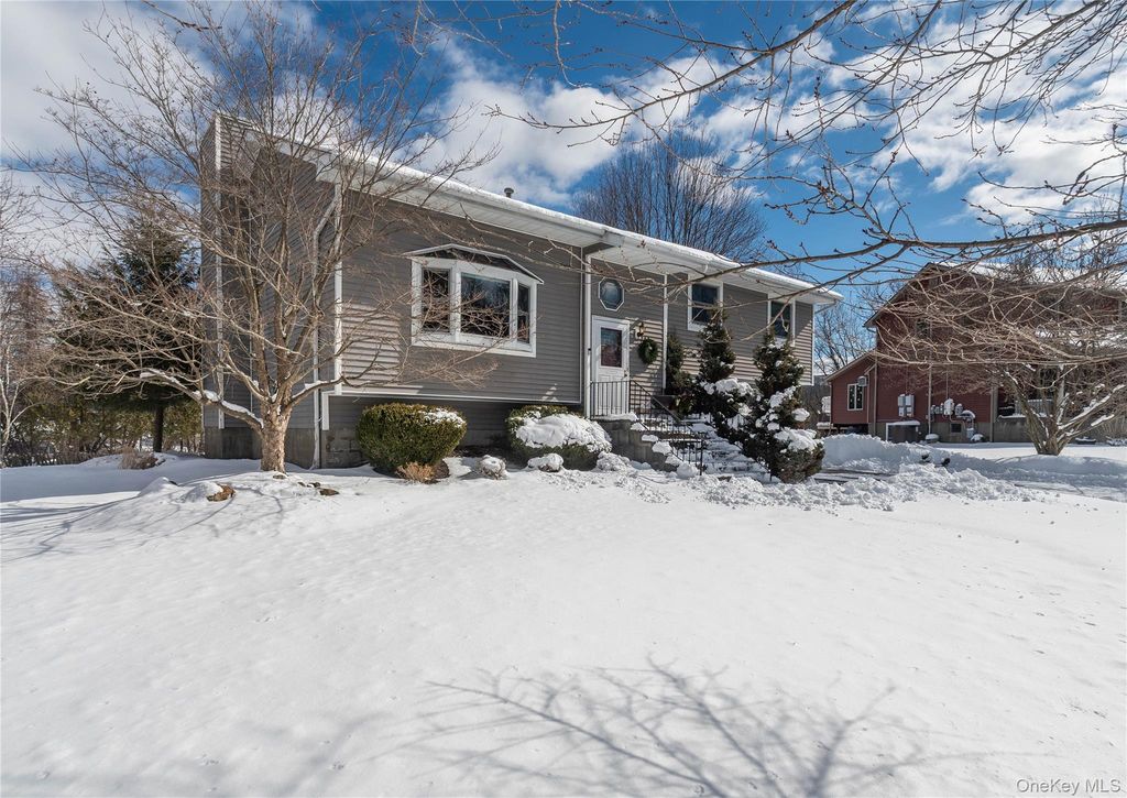 11 Shaker Court, New Windsor, NY 12553