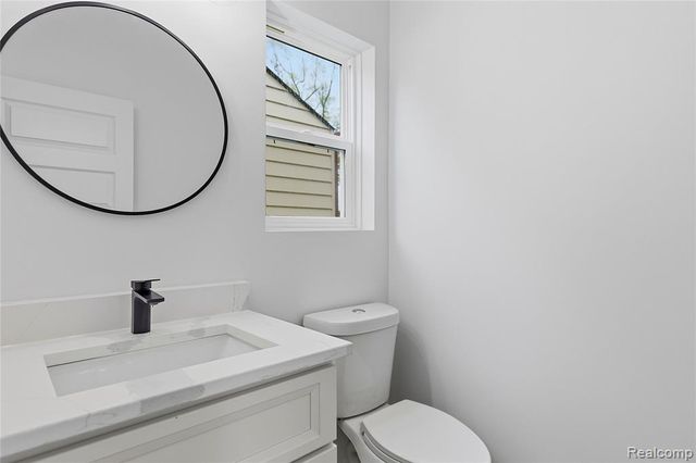 1404 E George Avenue, Hazel Park, MI 48030