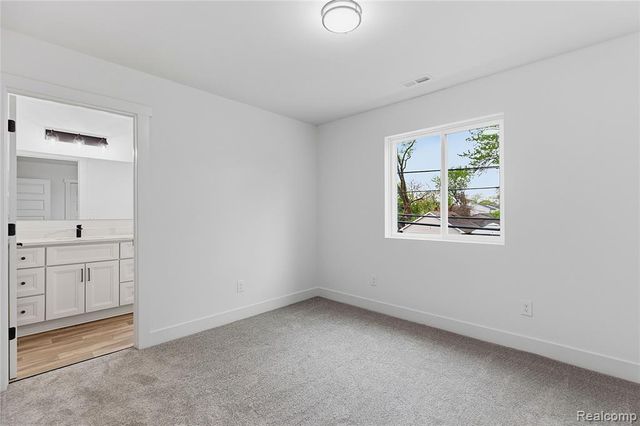 1404 E George Avenue, Hazel Park, MI 48030