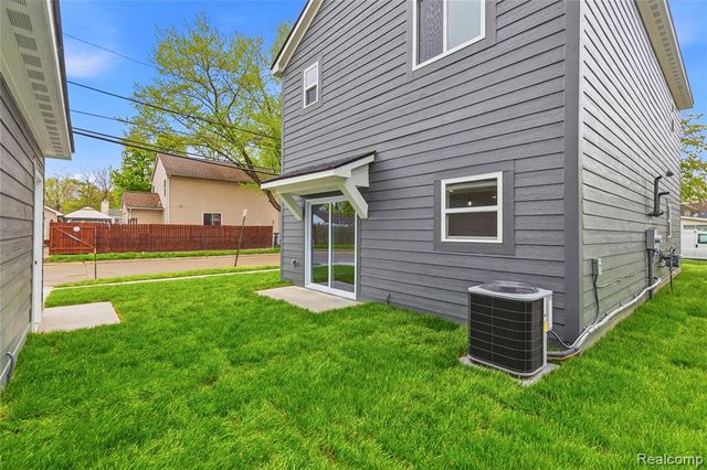 1404 E George Avenue, Hazel Park, MI 48030