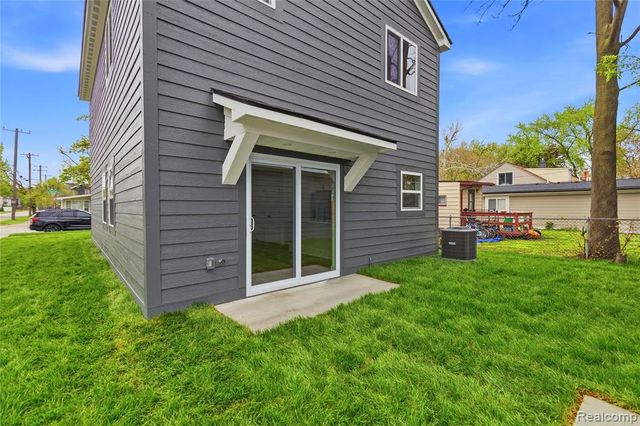 1404 E George Avenue, Hazel Park, MI 48030