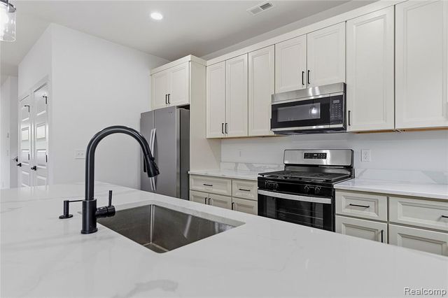 1404 E George Avenue, Hazel Park, MI 48030
