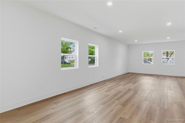 1404 E George Avenue, Hazel Park, MI 48030