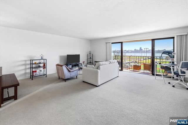 1150 River Road PHB, Edgewater, NJ 07020