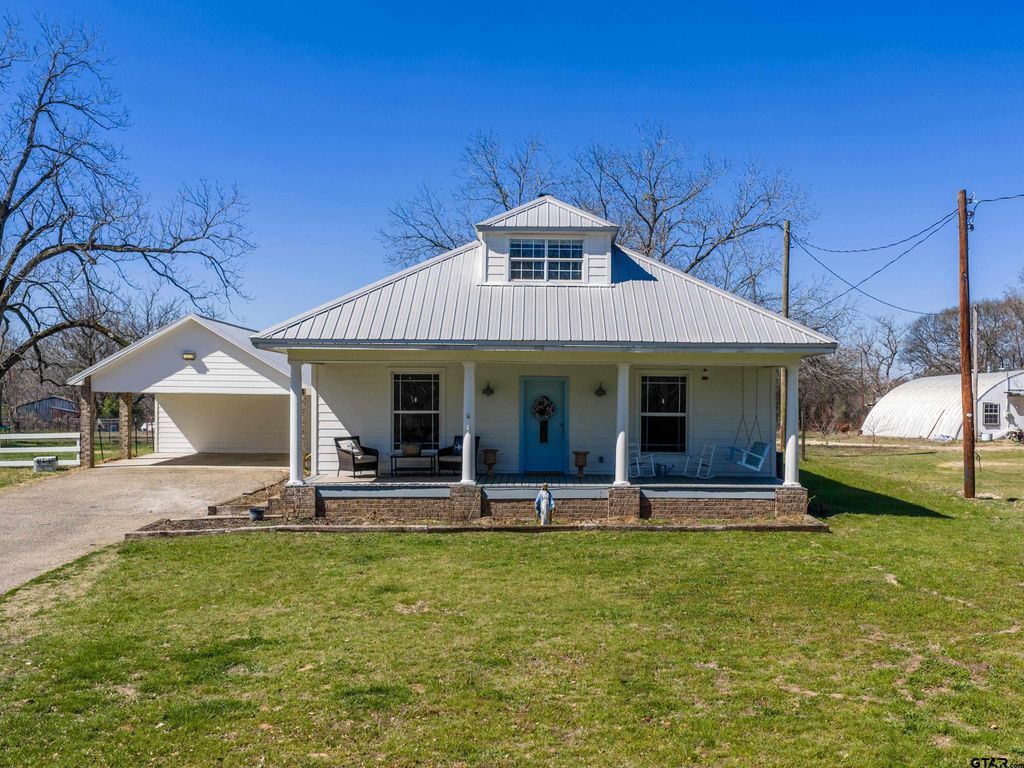 117 Starnes St., Winona, TX 75792