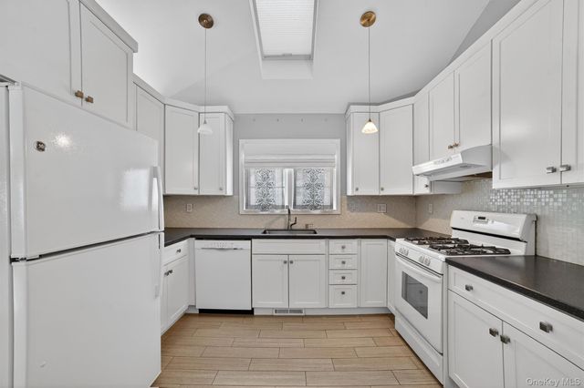 23 Berrybush Lane, Hastings-on-hudson, NY 10706