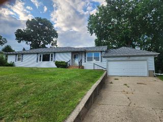 914 Oakleaf Avenue, Mchenry, IL 60051