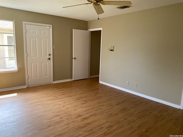 5842 SPRING VLY, San Antonio, TX 78247