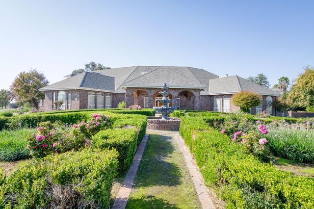 4715 E Copper Avenue, Clovis, CA 93619