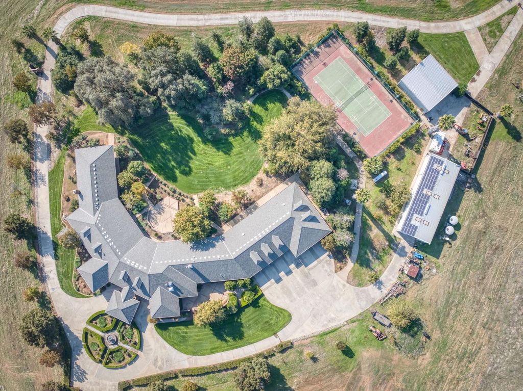 Image 1 of property listing at 4715 E Copper Avenue, Clovis, CA 93619